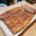 かぶと - 養殖の蒲焼3本　天然1本の半分