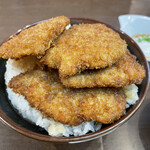 とんかつ政ちゃん - 特製かつ丼　上に4枚です。