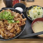 Densetsuno Sutadonya - 背脂牛カルビすたみな焼肉丼ダブル盛り(飯増し)+プチサラダ