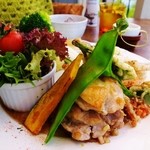 アンソレイユ - １３年５月チキンガーリックソテーランチ。地元産玉ねぎと新トマトのサルサ風ソース