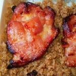 有限会社 九十九鶏本舗 - 特製九十九鶏弁当(大盛)の照り焼き風鶏肉と鶏そぼろ(R3.8.26撮影)