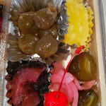 有限会社 九十九鶏本舗 - 特製九十九鶏弁当(大盛)の変わらぬ副菜類(R3.8.26撮影)