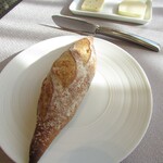 ラ メゾン ドゥ グラシアニ - ミニバゲットと無塩と淡路の玉ねぎのバター