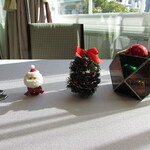 ラ メゾン ドゥ グラシアニ - テーブルの上のクリスマス装飾