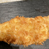 SUGALABO - 厚木牡蠣 特製タルタルソース→立派な牡蠣！平べったくて、周りに湯葉がコーティングされているような感じで中まで柔らか。いぶりがっこと柿が入った特製タルタルを付けて。洋食屋さん、真似してください。
