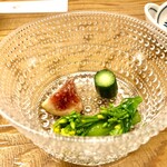 鮨おばな - 無花果　ちび胡瓜　アスパラ菜　地元産です