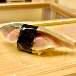 鮨おばな - 〆鯖は海苔で巻いて