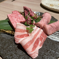 近江うし 焼肉 にくTATSU 青山本店 - 塩もの。極上タン、上ハラミ、サーロイン、火の本豚の豚バラ