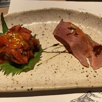 近江うし 焼肉 にくTATSU 青山本店 - ユッケと肉寿司