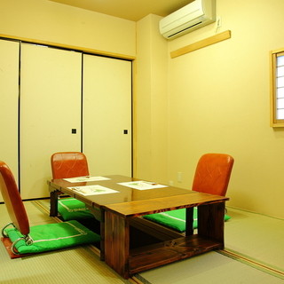 掘りごたつの個室になっております。最大20名様まで可能