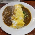 ブラウニー - カレー（右）とブラウンソース（左）のハーフ＆ハーフオムごはん