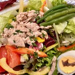 ビストロ ハムサ 自由が丘 - 容器からはちきれんばかりの具沢山サラダ