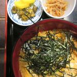 Miyoshiya - 甘めの丼つゆの親子丼　香の物も美味しい