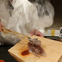 鮨 奏 - 目の前で皮目を炙ってくれます