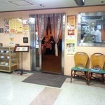 入り口横からタンドール窯も見えます。