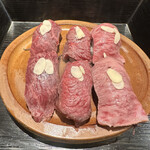 Koori To Kunsei Entotsu Kyoto - 肉寿司。トンビ(肩肉)、内腿、サーロイン。