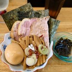 中華そば専門 とんちぼ - 特製トッピングとお通し（※アルコール頼むと特製トッピングが先出し）