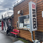 Park wood 61 burgers - 外観  道路通り沿いにあるので、すぐに見つかります！