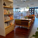 Ie Kafe Purasu Gaden - 奥の方に本棚があり、ハウスメーカーさんならではの本がずらり。