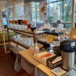 Ie Kafe Purasu Gaden - ドリンクバーには、ビニール手袋が置かれていました。