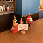 TSUBASA COFFEE - カウンター上に飾られたクリスマスっぽい置き物