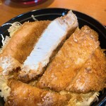 とんかつ ソースかつ丼 きらく - ロース肉は約2㎝くらいの厚み