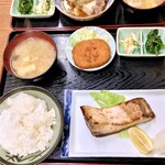 十八番 - ぶり塩焼き定食。¥1000。