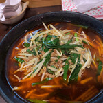 中国料理 向来  - モヤシ、ニラ、ひき肉少々を炒めるだけなんであっという間に着丼。赤い澄んだスープ。