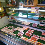 肉の有働 - 店舗の左に馬肉販売コーナーがありますよ
