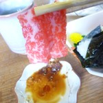 肉の有働 - 近くのコンビニで買ってきたおにぎりとともに♪