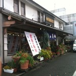 肉の有働 - お店の前に駐車可能。