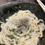 本格派博多うどん はし田たい吉 - あご出汁醤油少々と付属のブラックペッパーをふりかけると明太カルボナーラ風に