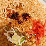 爽亭 - 甘辛鶏そばろにピリ辛ラー油、紅生姜のコラボ