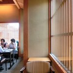 宇豆基野 - 店内のテーブル席の風景です