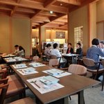 宇豆基野 - 店内のテーブル席の風景です