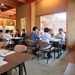 宇豆基野 - 店内のテーブル席の風景です