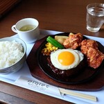 ピグレット - 料理写真:ハンバーグ＆ザンギ 1100円(税込)。