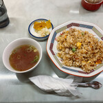Minaduru - 焼飯です。中華スープと漬け物が付いてきます。（2022.12 byジプシーくん）