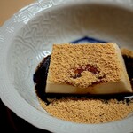 道人 - 胡麻豆腐の黒糖かけ。何とセンスの良い一品でしょう。