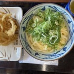 Marugame Seimen - 釜玉うどん並450円税込と野菜のかき揚げ160円税込