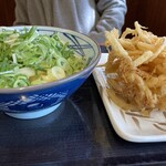 Marugame Seimen - 釜玉うどん並450円税込と野菜のかき揚げ160円税込