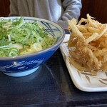 丸亀製麺 - 釜玉うどん並450円税込と野菜のかき揚げ160円税込