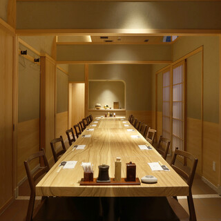 個室も複数タイプがございます。ご接待、記念日等用途に合わせて