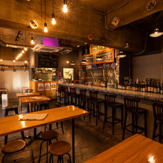 An open and stylish space that resembles an American bar. Individuals are also welcome.