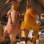 Chuukachuu Bou Ippo - 店で窯で焼く鴨と鶏
      人気です