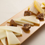 MESON CERVANTES - スペイン産チーズ３種盛り合わせ