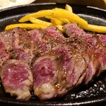 肉バルEG - ドライエイジングされたお肉は、水分を冷風が奪っているので、肉汁は溢れずに切断面に濃く粘りのある肉汁が滲み出る感じ
            熟成肉を旨みが濃いと評価する人も多いと思いますが、私はあまり好みでは無かった