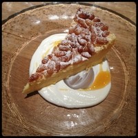 キハチ 青山本店 - 松の実がのったチーズケーキ
                松の実と味がヘルシーな感じでよかったです