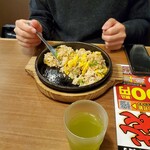 Marugen Ramen - いい感じに卵とチャーハンを仕上げて食べろーっ(^o^)