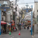 ラーメン 三亀 - 30mしかないが昭和5年からあるという三吉橋通り商店街